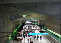 Möge uns der Himmel nicht auf den Kopf fallen,
wird sich sicherlich manch Anwesender hier denken:

U-Bahnhof Bochum Rathaus Süd, 03.2008