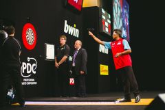 Test der Auslöseverzögerung beim PDC World Cup of Darts in Hamburg
