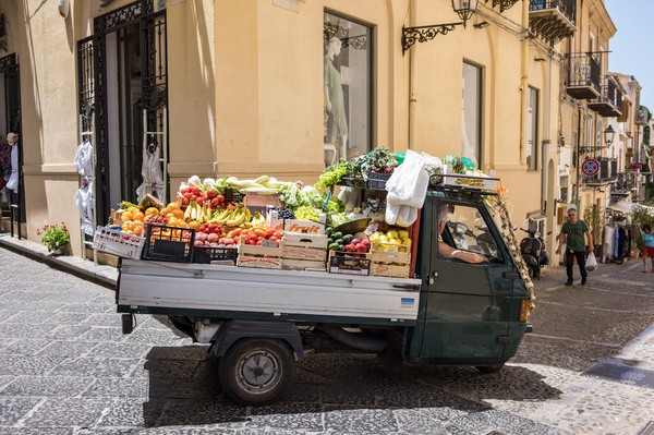 Fruit deliverer, Cefalù