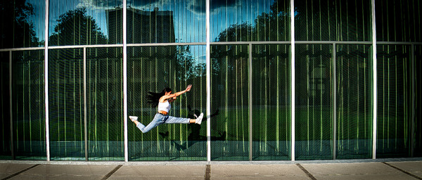 Sprung vor dem Bauhaus Dessau.jpg