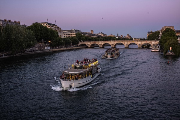 Tourist boats on the Seine, Paris.jpg