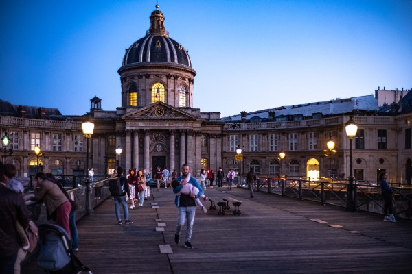Sunbset on the Pont des Arts Paris.jpg