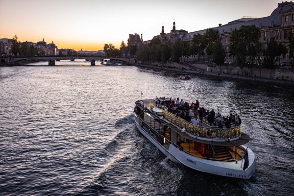 Tourist boats on the Seine, Paris-2.jpg