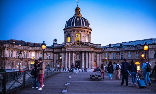 Evening stroll on Pt des Arts leading to French Academy, Paris-3.jpg