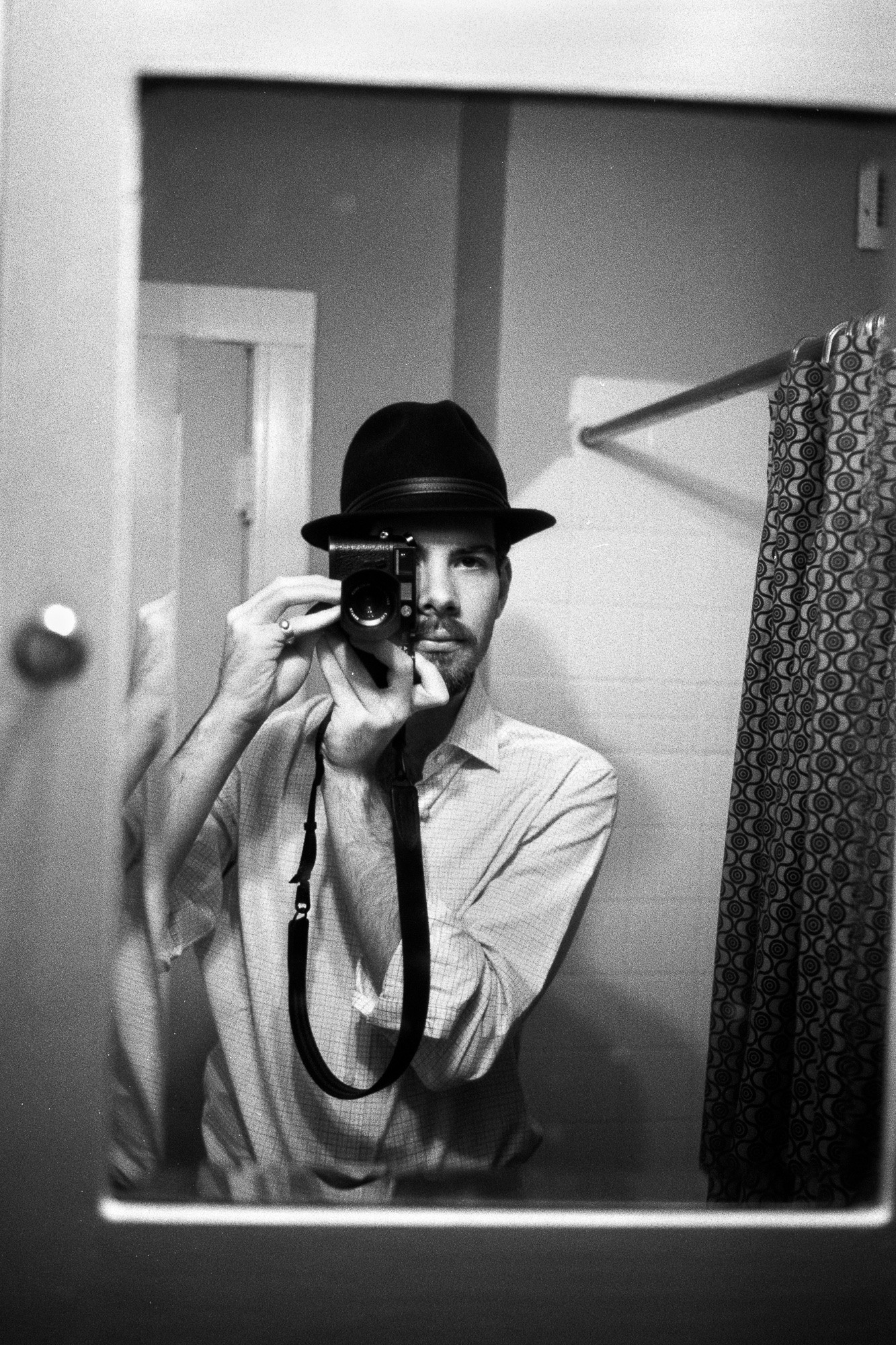 How do you shoot portrait orientation? Hand on top or bottom? Leica M11 Leica Forum